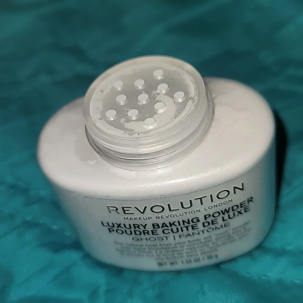 Makeup Revolution Loose Baking Powder - Ghost / Fantome White Translucent New‎